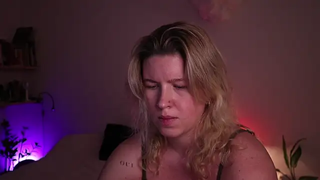 moonamii online show from November 2025 05:42:01 PM