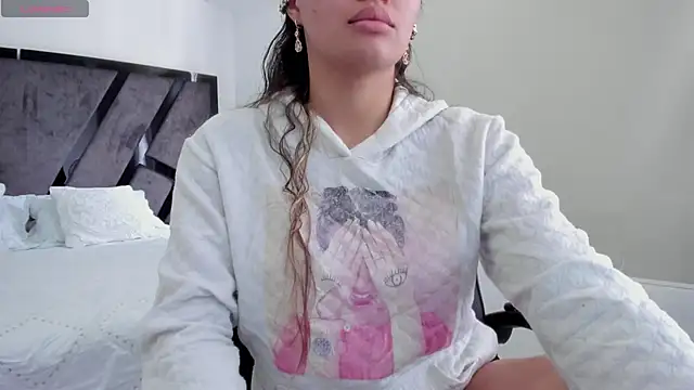 Snapshot of AnnieAndStefan chatting on November 2025 02:28:01 PM AnnieAndStefan online show from November 2025 02:28:01 PM