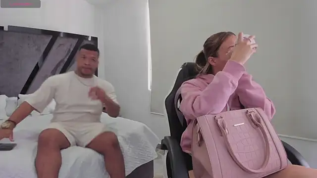 Snapshot of AnnieAndStefan chatting on December 2025 02:10:02 PM AnnieAndStefan online show from December 2025 02:10:02 PM