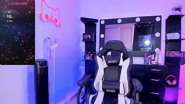 Snapshot of miss_kitty chatting on December 2024 01:23:01 AM miss kitty online show from December 2024 01:23:01 AM