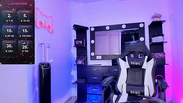 Snapshot of miss_kitty chatting on February 2025 01:02:01 AM miss kitty online show from February 2025 01:02:01 AM