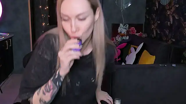 Snapshot of Blckmirrorr chatting on December 2025 08:42:02 AM Blckmirrorr online show from December 2025 08:42:02 AM