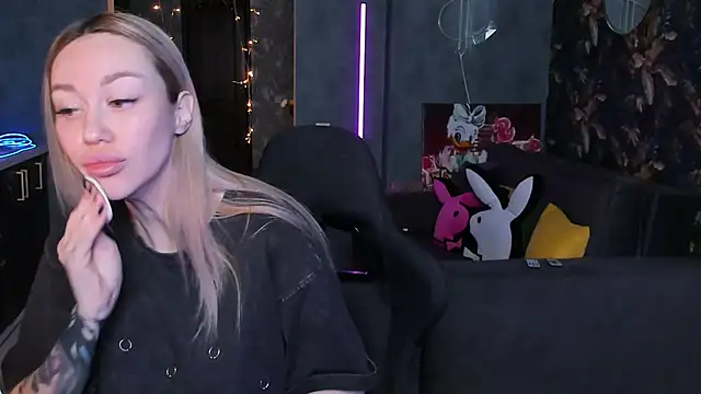 Snapshot of Blckmirrorr chatting on December 2025 09:27:01 AM Blckmirrorr online show from December 2025 09:27:01 AM