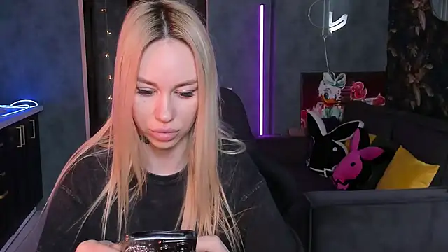 Snapshot of Blckmirrorr chatting on February 2026 08:18:02 AM Blckmirrorr online show from February 2026 08:18:02 AM