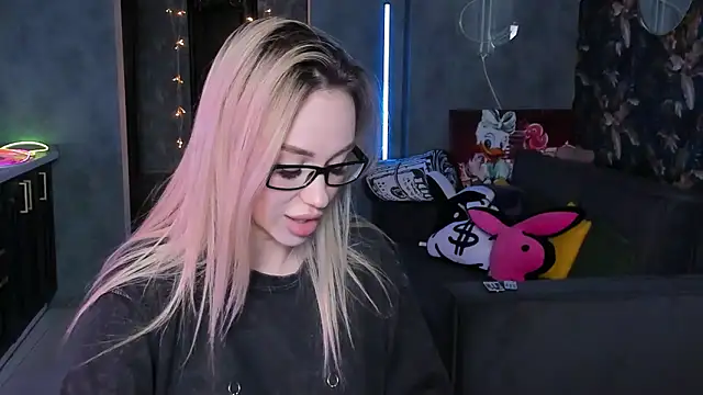 Snapshot of Blckmirrorr chatting on March 2026 12:11:01 PM Blckmirrorr online show from March 2026 12:11:01 PM