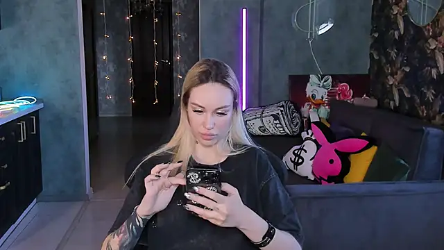 Snapshot of Blckmirrorr chatting on April 2026 08:45:01 AM Blckmirrorr online show from April 2026 08:45:01 AM