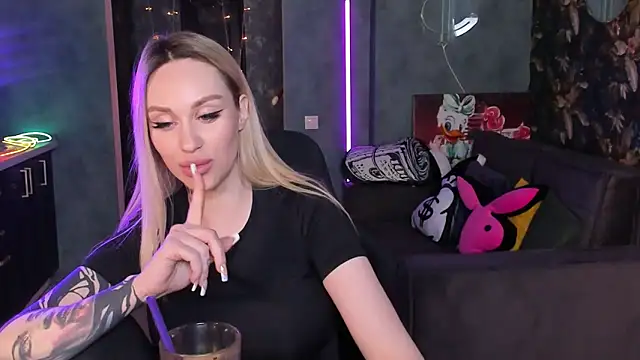 Snapshot of Blckmirrorr chatting on April 2026 11:43:02 PM Blckmirrorr online show from April 2026 11:43:02 PM