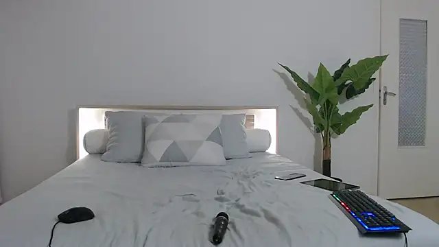 Crystal-dreamt online show from March 2025 05:31:01 PM