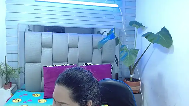 evelin zaens online show from April 2026 04:08:02 AM