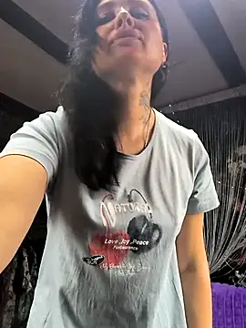 Snapshot of KikiXRed chatting on November 2025 11:10:01 AM KikiXRed online show from November 2025 11:10:01 AM