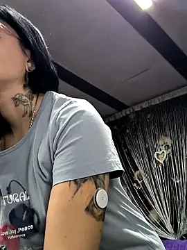 Snapshot of KikiXRed chatting on November 2025 08:25:02 AM KikiXRed online show from November 2025 08:25:02 AM