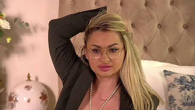 Denisse Perry online show from September 2025 11:05:02 PM