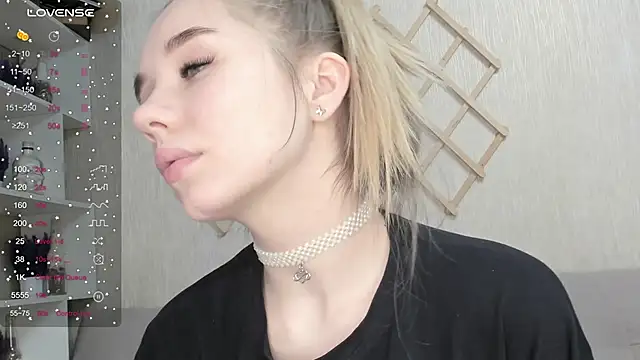 Snapshot of AutoBaby chatting on October 2025 07:20:01 AM AutoBaby online show from October 2025 07:20:01 AM