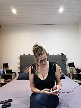 Snapshot of Madame_Callie chatting on June 2026 05:58:02 PM Madame Callie online show from June 2026 05:58:02 PM