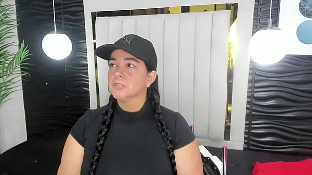 lucia vonne  online show from February 2025 12:00:02 PM