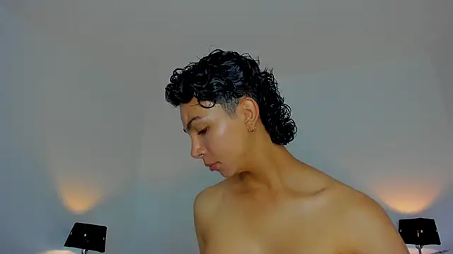 Snapshot of xhenisa_ chatting on November 2025 09:05:02 PM xhenisa online show from November 2025 09:05:02 PM