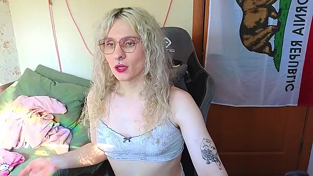 Snapshot of Lori_Myaf chatting on May 2026 02:01:02 PM Lori Myaf online show from May 2026 02:01:02 PM