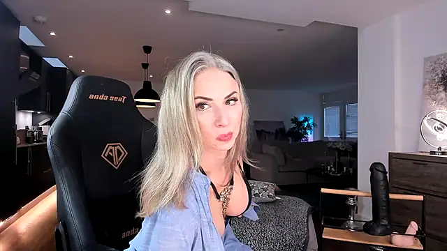 Snapshot of GoddessElizabethX chatting on December 2024 03:39:01 PM GoddessElizabethX online show from December 2024 03:39:01 PM