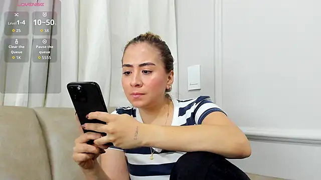 Lia walton online show from November 2025 05:04:02 PM