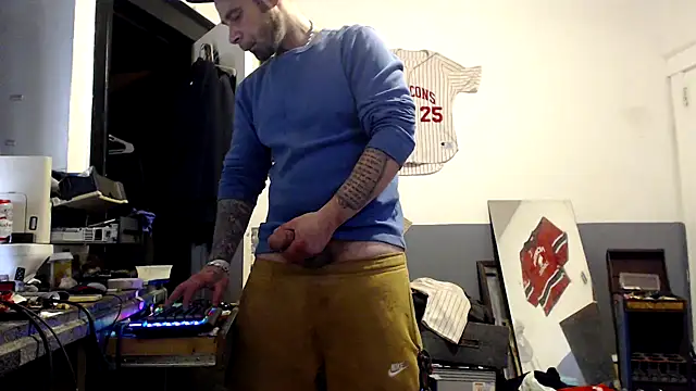 Snapshot of sledge901 chatting on January 2025 09:05:02 PM sledge901 online show from January 2025 09:05:02 PM