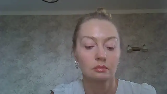 Snapshot of ZarinaSwift chatting on June 2026 07:12:01 AM ZarinaSwift online show from June 2026 07:12:01 AM