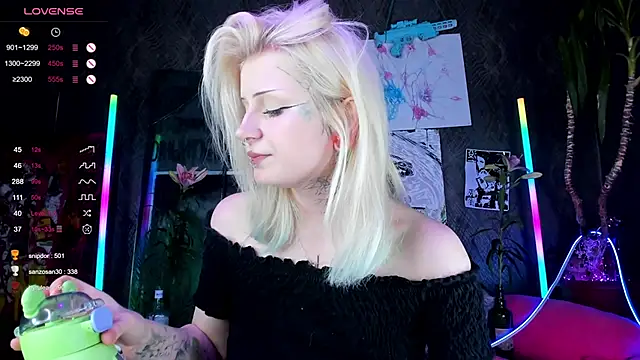 Snapshot of little_grinch666 chatting on March 2025 11:03:02 PM little grinch666 online show from March 2025 11:03:02 PM