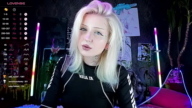 Snapshot of little_grinch666 chatting on March 2025 10:27:02 PM little grinch666 online show from March 2025 10:27:02 PM