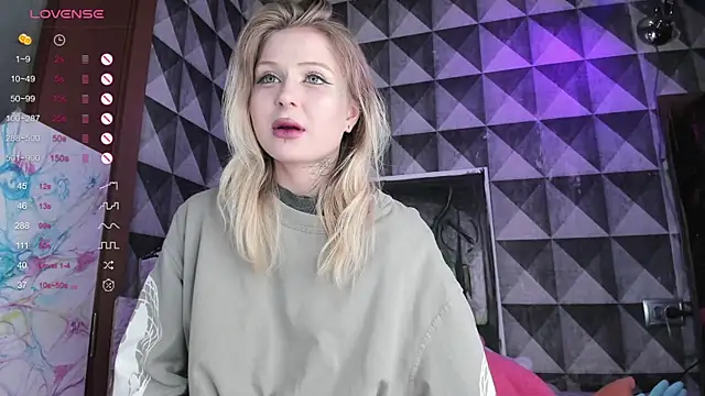 Snapshot of little_grinch666 chatting on April 2026 07:18:02 PM little grinch666 online show from April 2026 07:18:02 PM