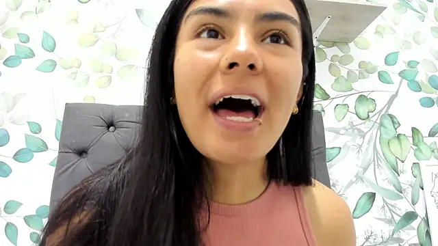 atilanadiaz7 online show from January 2025 01:47:01 PM