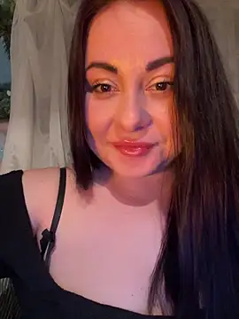 Snapshot of DaisyStreet chatting on April 2026 07:58:01 PM DaisyStreet online show from April 2026 07:58:01 PM