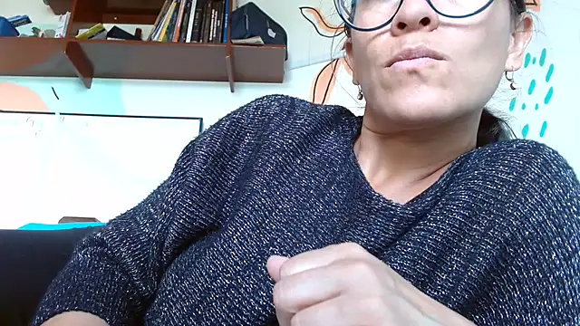 lupita84 online show from December 2025 06:04:02 PM