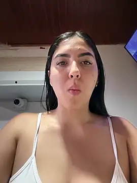 Snapshot of MarianaBenz chatting on February 2026 11:53:01 PM MarianaBenz online show from February 2026 11:53:01 PM