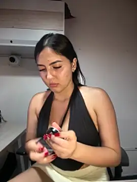 Snapshot of MarianaBenz chatting on April 2026 11:25:01 PM MarianaBenz online show from April 2026 11:25:01 PM