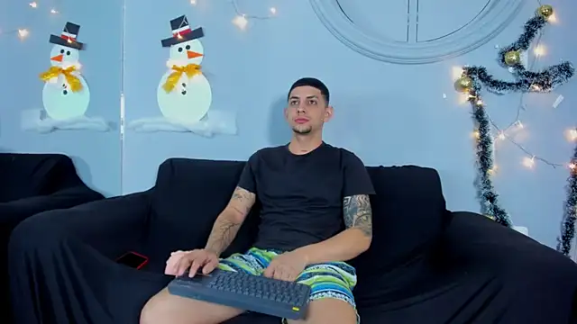 Snapshot of Alex_cute77 chatting on December 2024 12:16:02 PM Alex cute77 online show from December 2024 12:16:02 PM