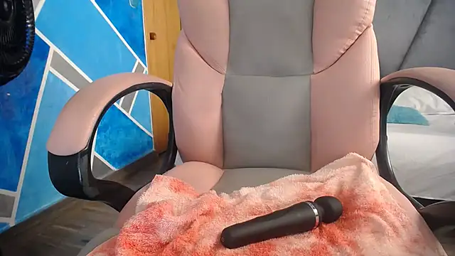 Snapshot of MeganMilF2 chatting on February 2025 09:31:01 PM MeganMilF2 online show from February 2025 09:31:01 PM