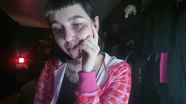 Snapshot of MoorderxDoll chatting on December 2024 10:34:02 PM MoorderxDoll online show from December 2024 10:34:02 PM