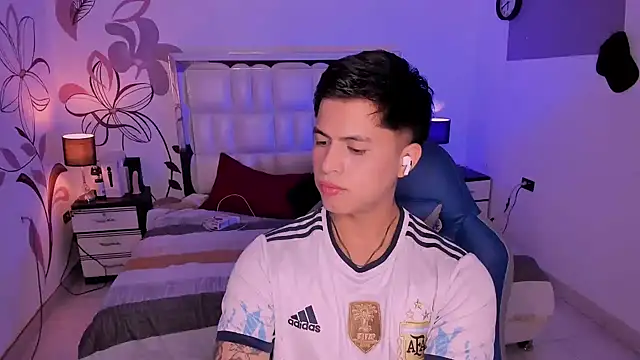 Niicky1  online show from December 2024 09:24:01 PM