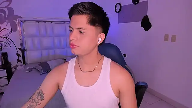 Niicky1  online show from December 2024 08:36:02 PM