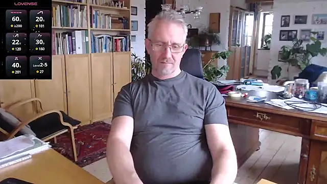 Snapshot of tom-swede chatting on February 2025 02:02:02 PM tom-swede online show from February 2025 02:02:02 PM