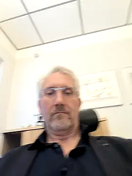 Snapshot of tom-swede chatting on October 2025 03:24:01 PM tom-swede online show from October 2025 03:24:01 PM