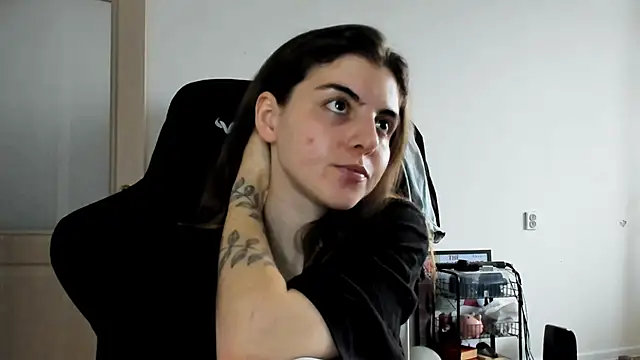 Snapshot of emmamurrr chatting on November 2025 08:37:02 AM emmamurrr online show from November 2025 08:37:02 AM