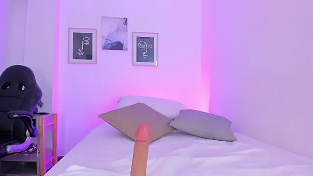 Snapshot of emelie_89 chatting on March 2025 12:22:02 PM emelie 89 online show from March 2025 12:22:02 PM