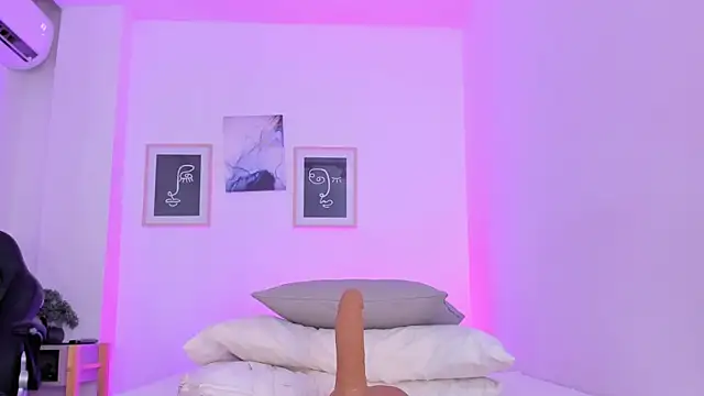 Snapshot of emelie_89 chatting on March 2025 03:58:02 PM emelie 89 online show from March 2025 03:58:02 PM