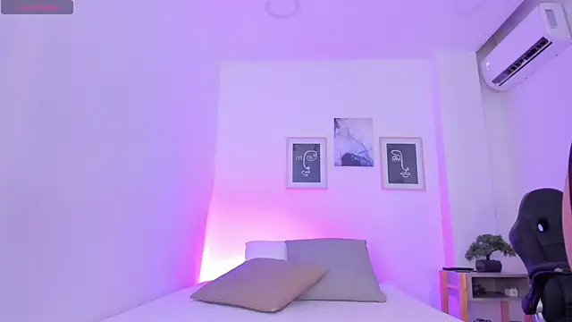 Snapshot of emelie_89 chatting on March 2025 12:06:02 PM emelie 89 online show from March 2025 12:06:02 PM