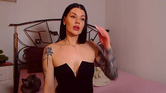 YvonneEverlee online show from April 2026 07:47:02 PM