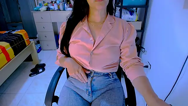 Snapshot of BitterMomXxx chatting on May 2026 04:31:01 AM BitterMomXxx online show from May 2026 04:31:01 AM