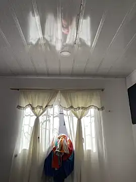 Snapshot of hannahb-e chatting on December 2025 02:01:02 PM hannahb-e online show from December 2025 02:01:02 PM