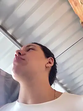 Snapshot of hannahb-e chatting on December 2025 01:50:02 PM hannahb-e online show from December 2025 01:50:02 PM