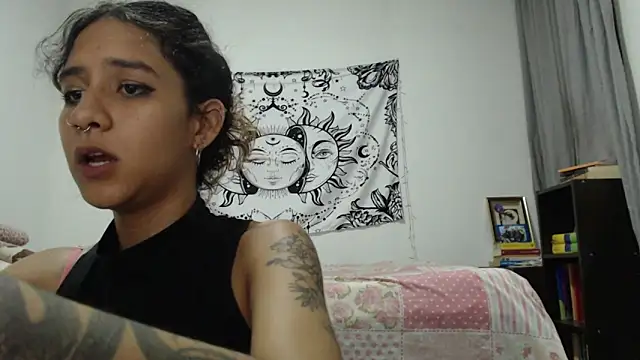 Snapshot of AlinaWoolf_ chatting on January 2025 02:39:02 AM AlinaWoolf  online show from January 2025 02:39:02 AM