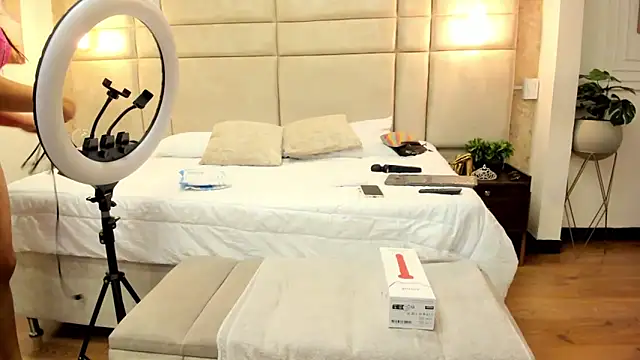 Victoria-Harper online show from March 2025 05:54:01 PM